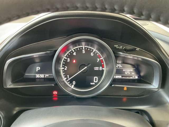 大型の円形メーターを中心に左右のウイング状ディスプレイを配置したメーターパネル。運転手へ中心軸を意識させ「どこまでも走っていきたい」と思わせてくれるデザインです。