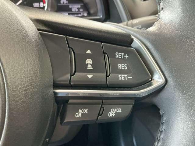 レーダークルーズコントロールを装備。アクセルやブレーキを操作しなくても、自動で先行車との車間距離を保ち追従走行できます。長距離や高速道路を運転する際に、ドライバーへの負担を軽減します。