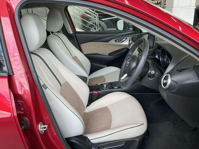 フロントシートは心地よいフィット感と程よいホールド性を両立。今までになく快適な運転を楽しめるマツダ自慢のシートです。