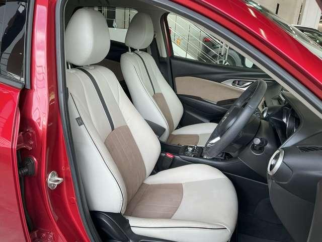 フロントシートは心地よいフィット感と程よいホールド性を両立。今までになく快適な運転を楽しめるマツダ自慢のシートです。