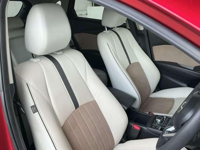 フロントシートは心地よいフィット感と程よいホールド性を両立。今までになく快適な運転を楽しめるマツダ自慢のシートです。