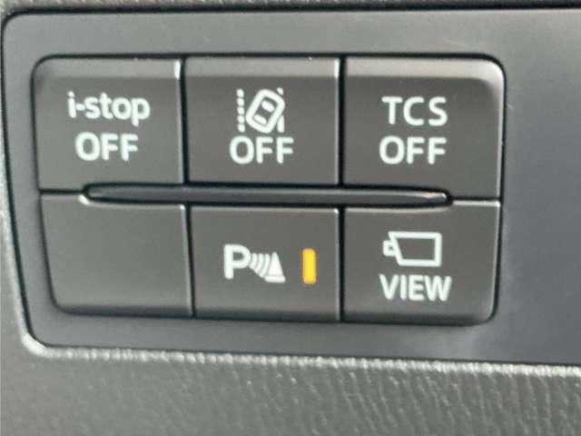 運転席横のスイッチでアイドリングスイッチやパーキングセンサーのＯＮ／ＯＦＦの切替が可能です。