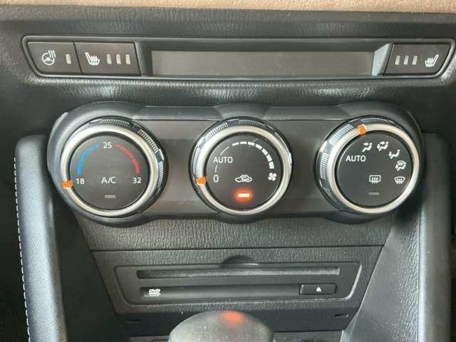 余計な操作の手間が無いフルオートエアコン。車内を常に快適な温度で保ちます！！