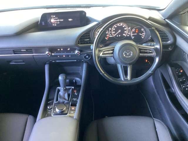 コックピットにある操作機器、情報などすべての要素をドライバー中心に左右対称に配置し、同時にそれらがドライバーに正対する造形とすることで、人とクルマの一体感を感じさせます。