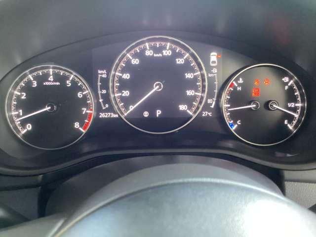 シンプルな３連メーターで視認性も良く必要な情報が一目で分かります。