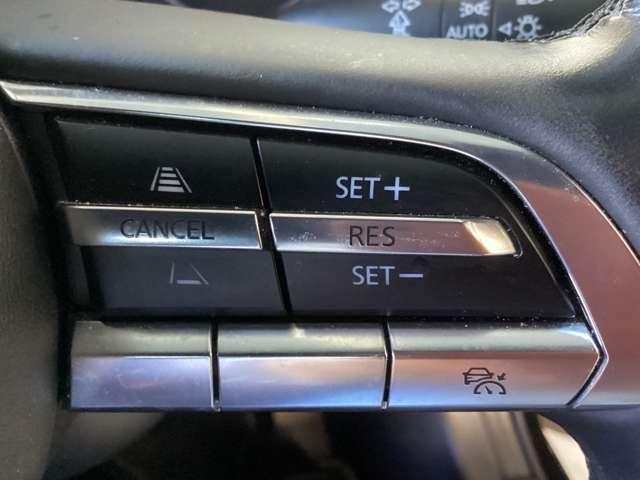 レーダークルーズコントロールを装備。アクセルやブレーキを操作しなくても、自動で先行車との車間距離を保ち追従走行できます。長距離や高速道路を運転する際に、ドライバーへの負担を軽減します。