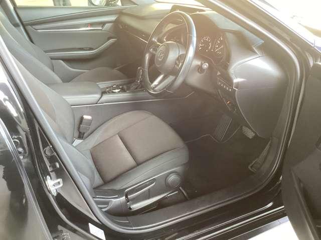 フロントシートは心地よいフィット感と程よいホールド性を両立。今までになく快適な運転を楽しめるマツダ自慢のシートです。