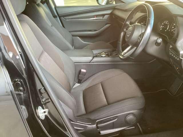 フロントシートは心地よいフィット感と程よいホールド性を両立。今までになく快適な運転を楽しめるマツダ自慢のシートです。