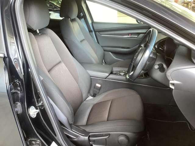 フロントシートは心地よいフィット感と程よいホールド性を両立。今までになく快適な運転を楽しめるマツダ自慢のシートです。