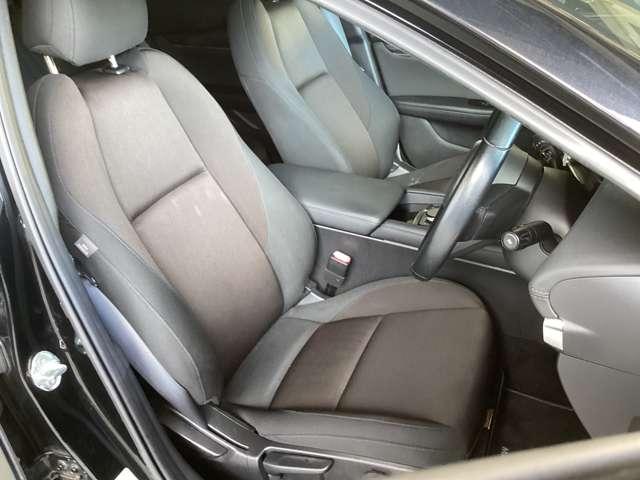 フロントシートは心地よいフィット感と程よいホールド性を両立。今までになく快適な運転を楽しめるマツダ自慢のシートです。