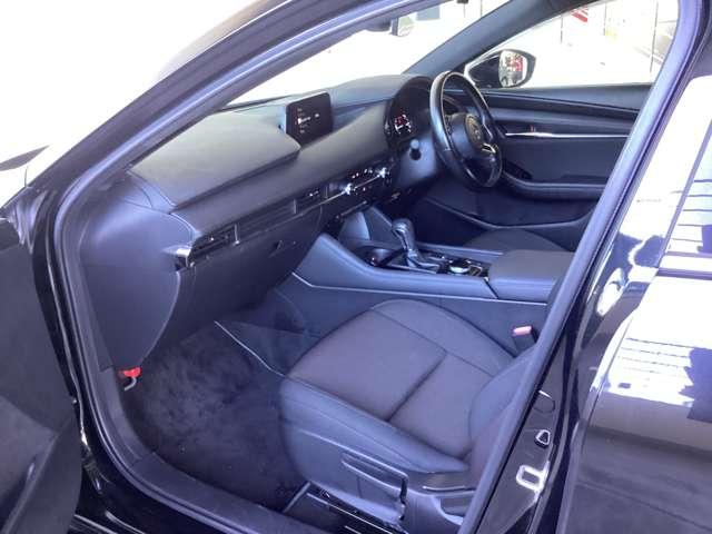 生命感を感じさせ、意思を持って動き出しそうな緊張感と、呼吸しているような温かみを持った生きたクルマをつくる。それが魂動デザインです。