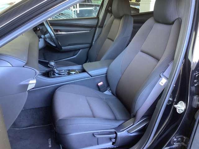 シートバックに体圧を分散できるサスペンションマットを採用、又剛性を高め「体幹」をしっかり支えています。座面には不快に感じる振動をカットするウレタン素材でロングドライブも「疲れにくいシート」になりました