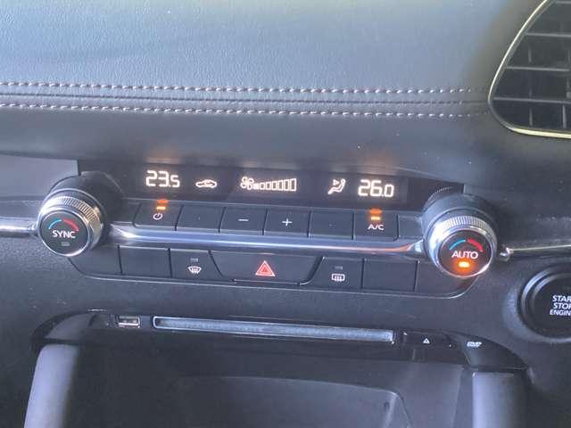 左右独立式のフルオートエアコンです。運転席、助手席で好みの温度設定が可能。ご夫婦やカップルの方に喜ばれる機能です！