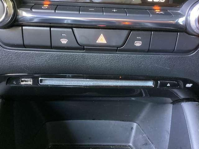 エアコン吹き出し口の下部にＤＶＤプレイヤー口があるのでナビで視聴できます。