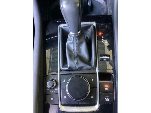 自然と手を伸ばした位置にシフトレバーを配置。人間工学に基づいて設計されています。