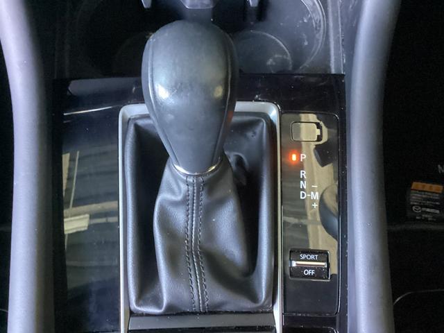 シフトレバー横のダイヤル操作をすることでスポーツ走行にも変更可能になります。