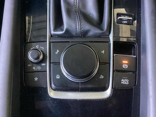 シフトレバーの下部にあるボタン類でナビ操作や音量調整が簡単に出来ます。