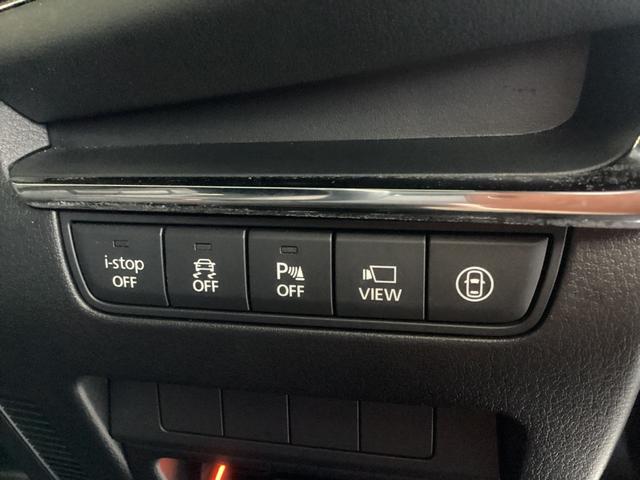 運転席横のスイッチでアイドリングスイッチやパーキングセンサーのＯＮ／ＯＦＦの切替が可能です。