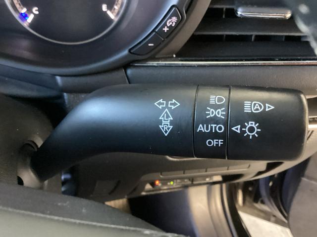 運転席ハンドル部の左横でライトをＯＮ／ＯＦＦでき、オートライトにも設定可能です。