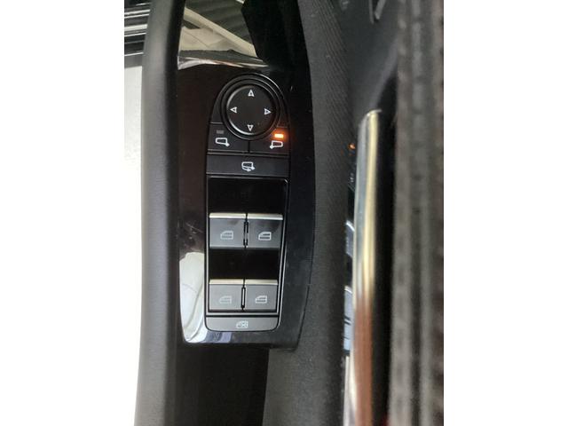 サイドミラーの開閉、ドアの開閉などが手元で簡単出来るシンプルな作りとなっております。