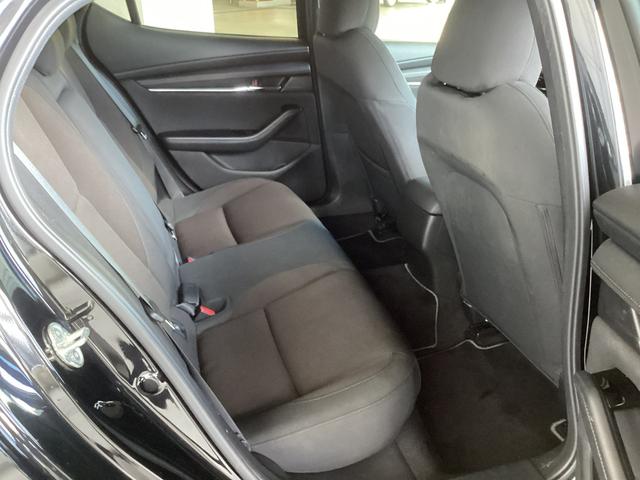 後部座席の人も足元もゆったり座れます。