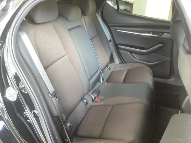 後部座席の人も足元もゆったり座れます。