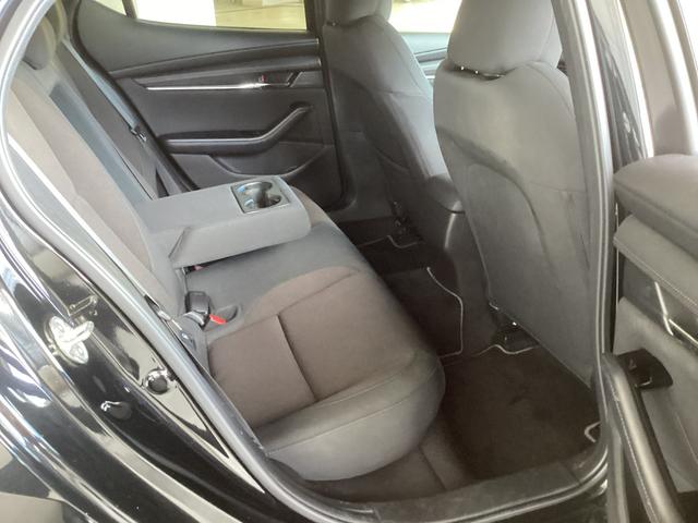 中央シートを倒すと大型のアームレストに！後部座席の人もゆったり座れます。