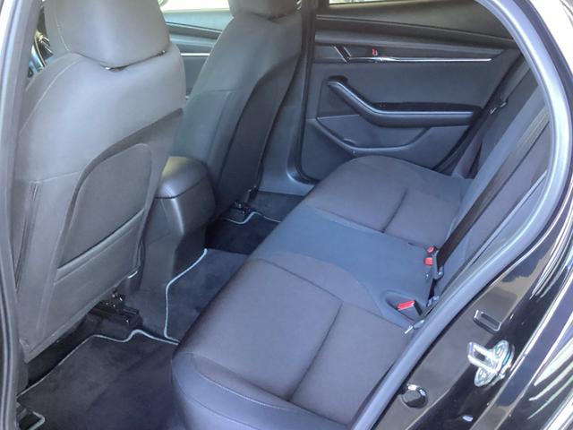 後部座席の人も足元もゆったり座れます。