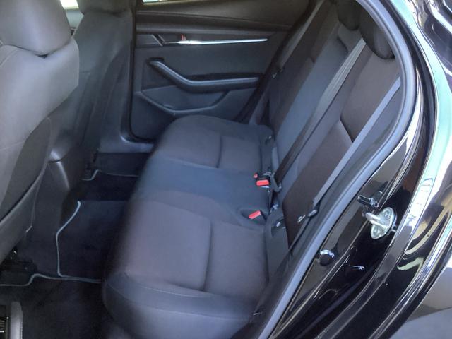 後部座席の人も足元もゆったり座れます。