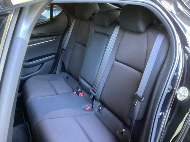 後部座席の人も足元もゆったり座れます。