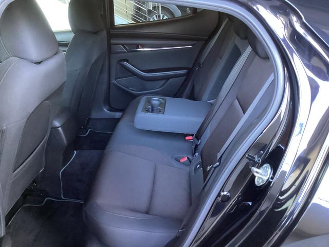 中央シートを倒すと大型のアームレストに！後部座席の人もゆったり座れます。