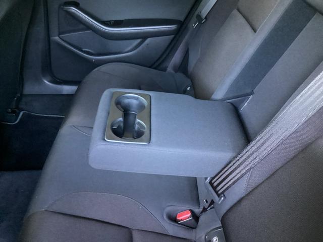中央シートを倒すと大型のアームレストに！後部座席の人もゆったり座れます。