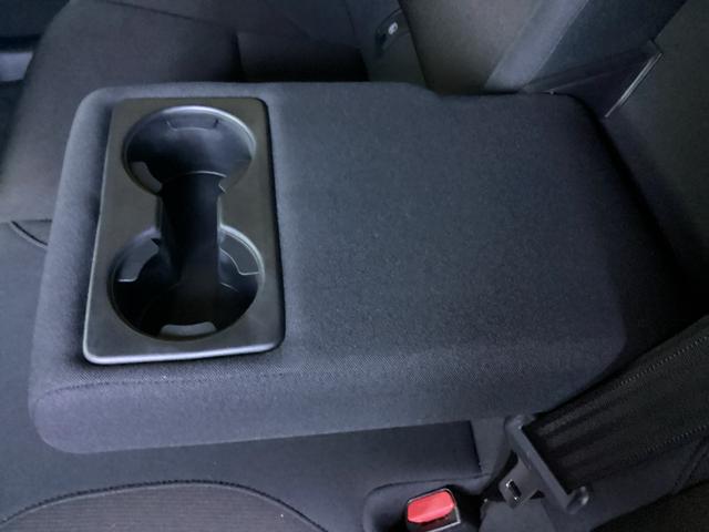 後席のドリンクホルダーです！アームレストとしての利用も可能です。