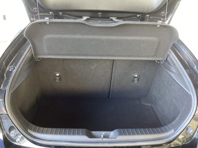 実用的な広さを備えたラゲッジルーム。ワンタッチで操作可能なので荷物をたくさん載せる際にはシートアレンジが可能です。