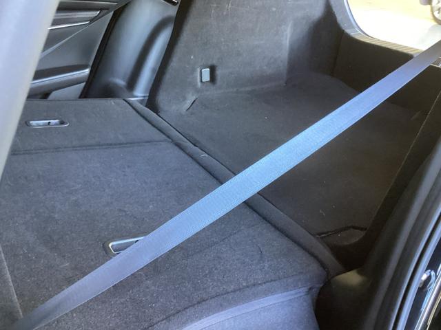 後席をすべて倒すと大きな荷物を載せることも可能です。