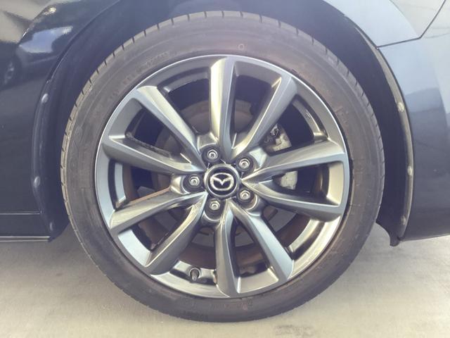 標準装備の純正１８インチアルミホイールです。