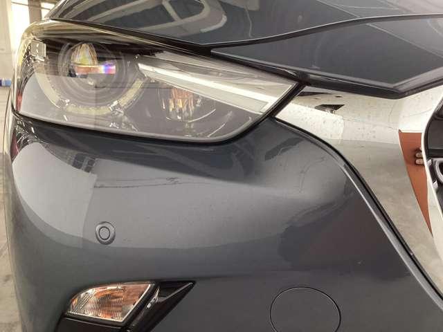 立体的なシグネチャーウイングと鋭いヘッドランプにより、奥行きのあるフロントフェイスに仕上げました。