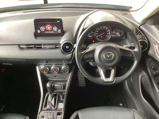 コックピットにある操作機器、情報などすべての要素をドライバー中心に左右対称に配置し、同時にそれらがドライバーに正対する造形とすることで、人とクルマの一体感を感じさせます。