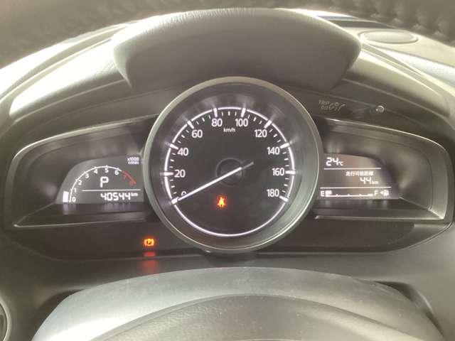 大型の円形メーターを中心に左右のウイング状ディスプレイを配置したメーターパネル。運転手へ中心軸を意識させ「どこまでも走っていきたい」と思わせてくれるデザインです。