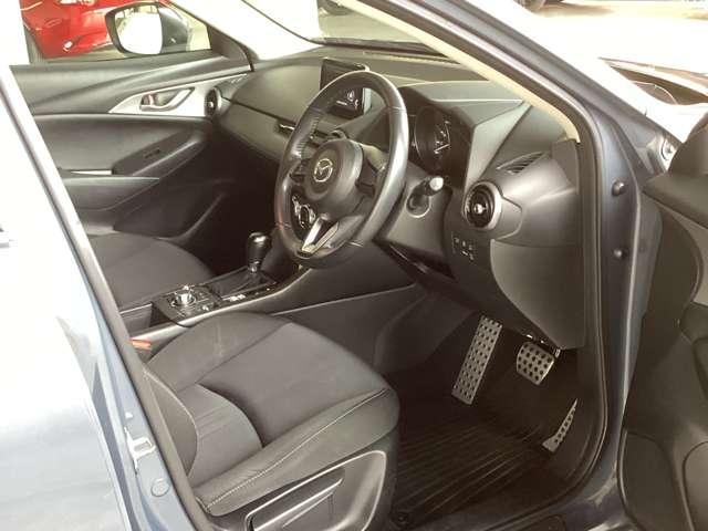 フロントシートは心地よいフィット感と程よいホールド性を両立。今までになく快適な運転を楽しめるマツダ自慢のシートです。