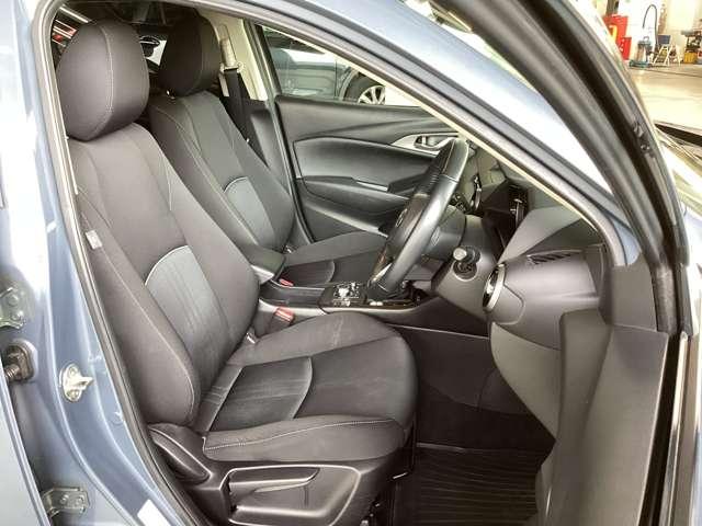 フロントシートは心地よいフィット感と程よいホールド性を両立。今までになく快適な運転を楽しめるマツダ自慢のシートです。