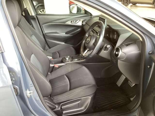 フロントシートは心地よいフィット感と程よいホールド性を両立。今までになく快適な運転を楽しめるマツダ自慢のシートです。