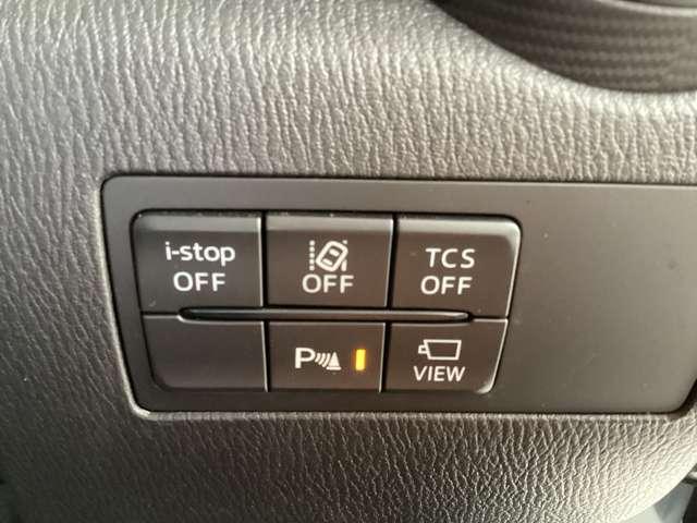 運転席横のスイッチでアイドリングスイッチやパーキングセンサーのＯＮ／ＯＦＦの切替が可能です。