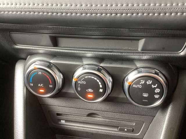 余計な操作の手間が無いフルオートエアコン。車内を常に快適な温度で保ちます！！