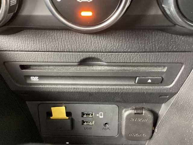 エアコン吹き出し口の下部にＤＶＤプレイヤー口があるのでナビ画面で視聴出来ます。