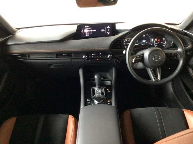 コックピットにある操作機器、情報などすべての要素をドライバー中心に左右対称に配置し、同時にそれらがドライバーに正対する造形とすることで、人とクルマの一体感を感じさせます。