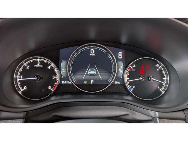 シンプルな３連メーターで視認性も良く必要な情報が一目で分かります。