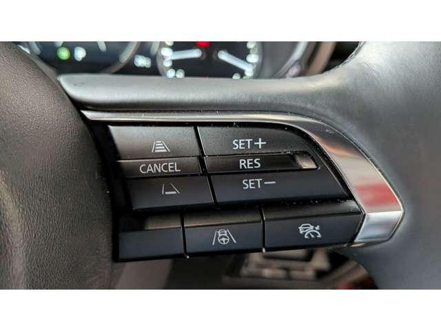 レーダークルーズコントロールを装備。アクセルやブレーキを操作しなくても、自動で先行車との車間距離を保ち追従走行できます。長距離や高速道路を運転する際に、ドライバーへの負担を軽減します。