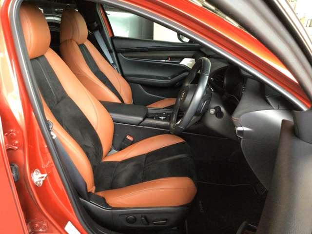 フロントシートは心地よいフィット感と程よいホールド性を両立。今までになく快適な運転を楽しめるマツダ自慢のシートです。