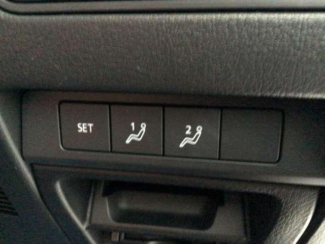 運転席のシートポジションを二人まで記憶できるメモリー機能ボタンが付いています。